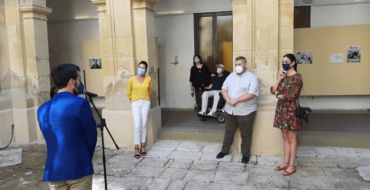 Elche conmemora el Día Mundial contra la ELA con la lectura de un manifiesto, la inauguración de una exposición fotográfica y la proyección de un documental