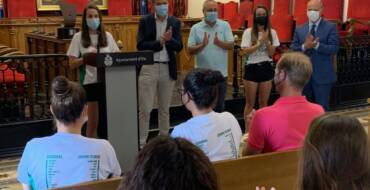 Recepción a las chicas del Club Juventut d’Elx de fútbol sala y del Elche Club de Fútbol por sus recientes éxitos deportivos