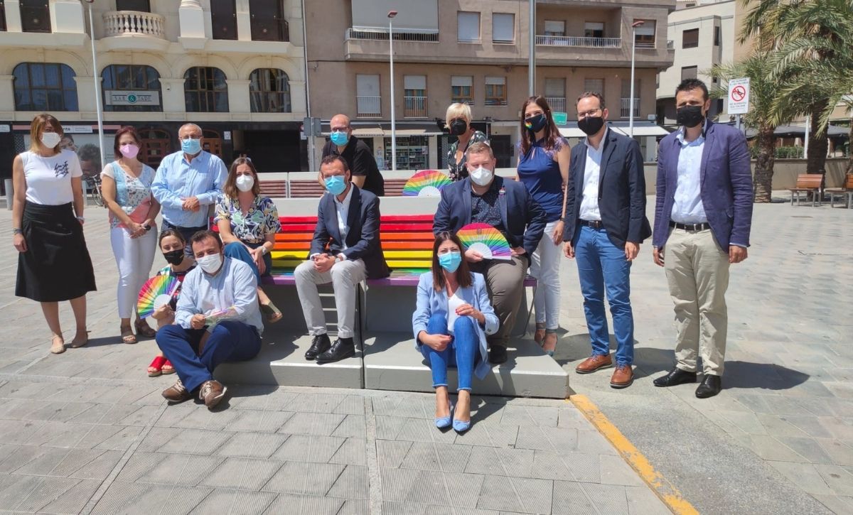 Tamaño óptimo imagen web 1200 x 700 El alcalde, Carlos González, el edil de Igualdad, Mariano Valera, miembros del Equipo de Gobierno y portavoces de los grupos municipales, excepto VOX, participan en el acto que se ha desarrollado en la Sala de Conferencias con todas las medidas higiénico-sanitarias