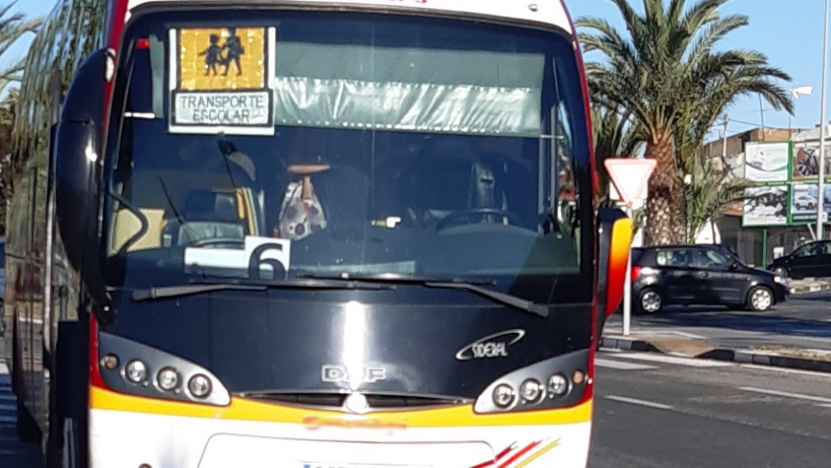 La Policía Local de Elche inmoviliza un autobús escolar dado de baja temporal desde 2020