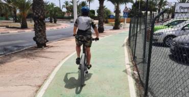 La Policía Local realiza una campaña de información a usuarios de bicicletas y patinetes eléctricos sobre la forma correcta de circular por la ciudad