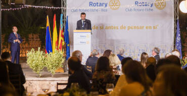 El alcalde pide a los Rotarios que se impliquen en la reconstrucción económica de la ciudad tras la pandemia