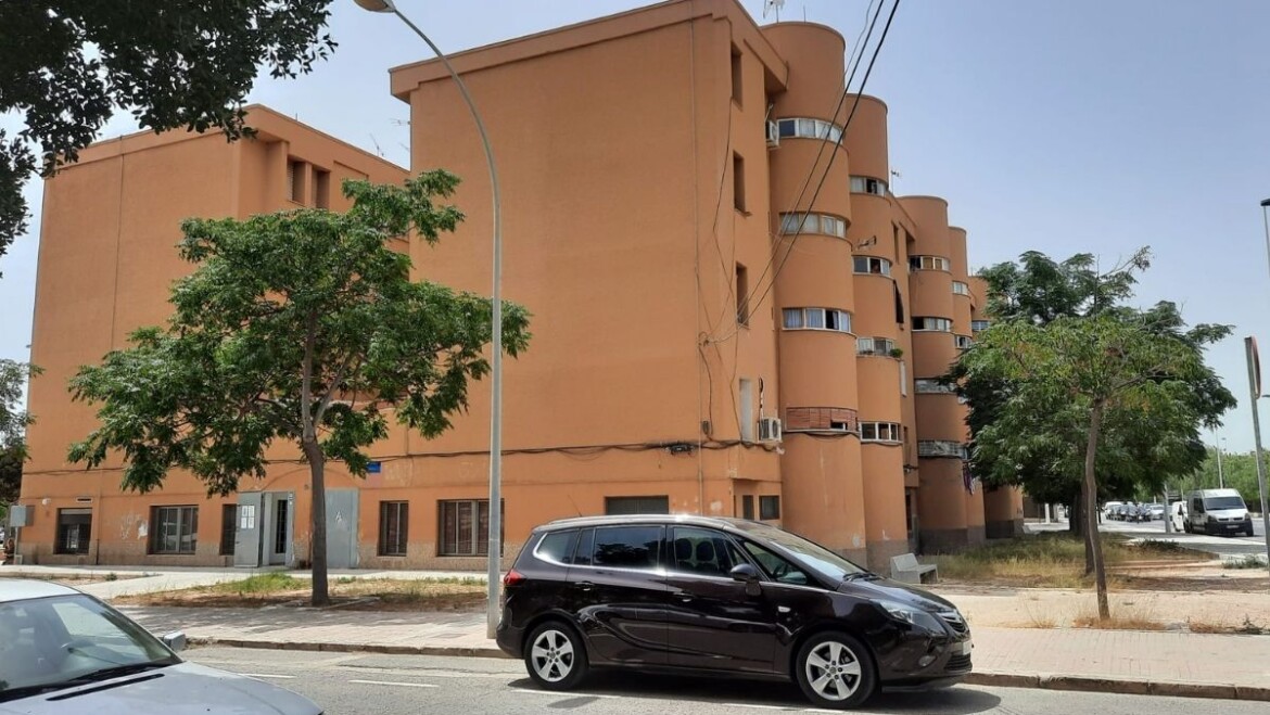 La Policía Local detiene en Los Palmerales a dos hermanos por agredirse mutuamente tras amenazarse con un hacha y un cuchillo
