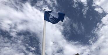Carlos González reivindica el atractivo de la costa ilicitana al consolidar las cinco banderas azules que certifican la calidad de las aguas