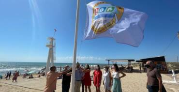 La bandera ‘Platges sense fum’ ya ondea en las playas de Elche para concienciar sobre los efectos nocivos del tabaco
