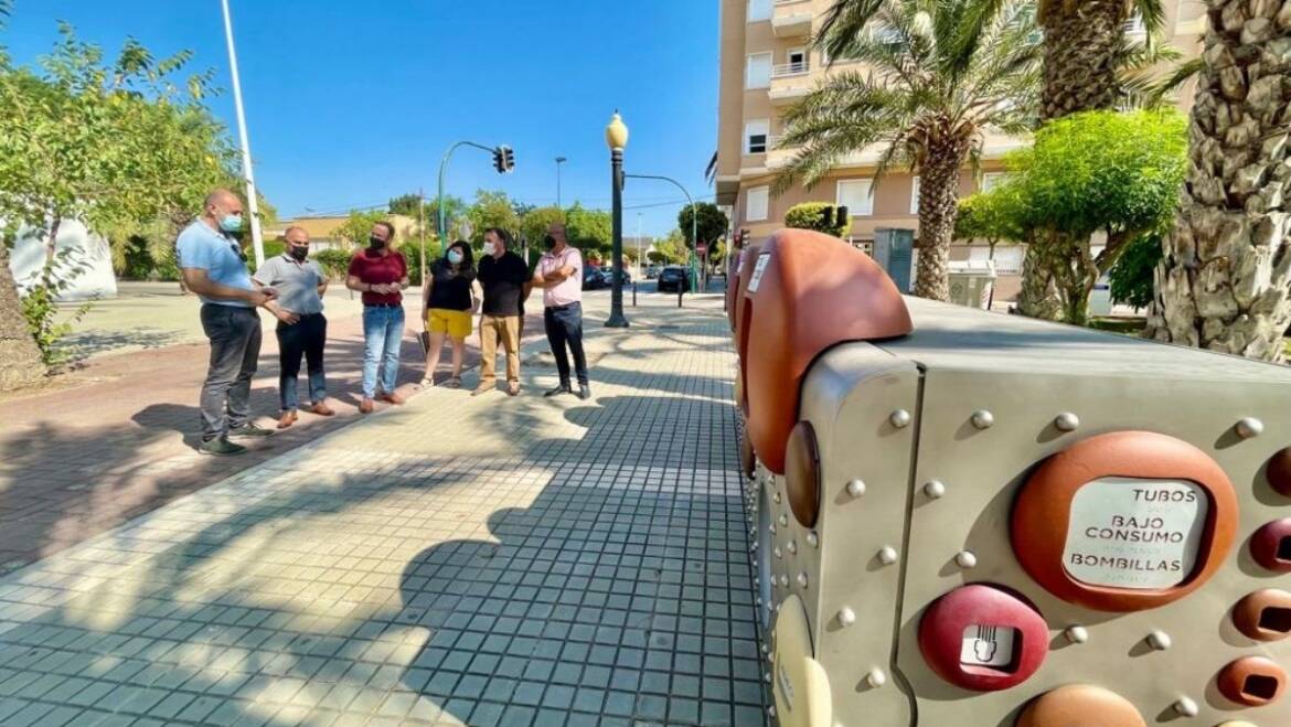 El Ayuntamiento de Elche estrena nueve puntos limpios de proximidad en las pedanías y el casco urbano para reciclar cápsulas de café, bombillas y aerosoles, entre otros enseres