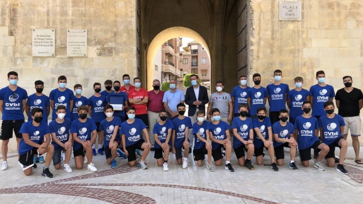 El alcalde felicita al infantil masculino del CV Elche-Salesianos tras proclamarse campeones de España