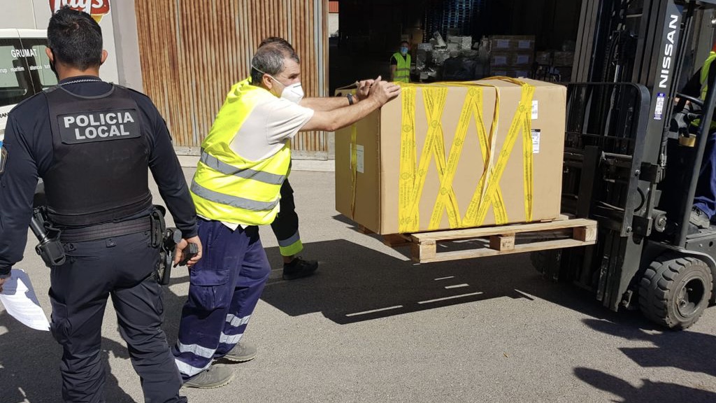 La Policia Local intercepta un vehicle que portava 51 paquets de tabac de contraban