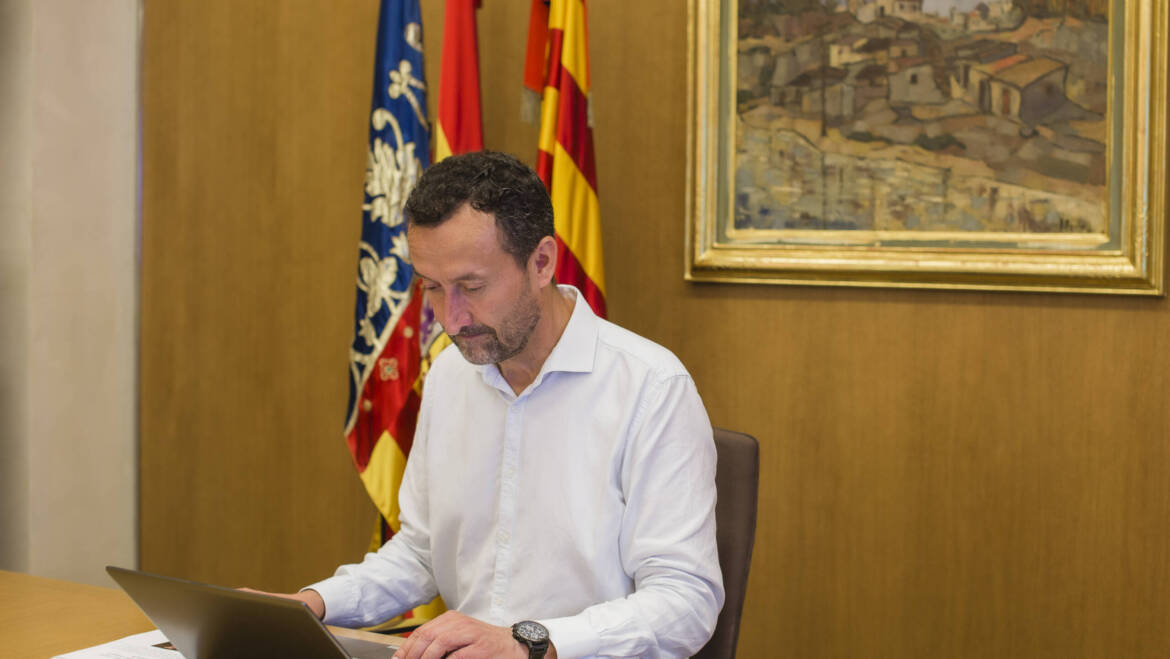 El alcalde de Elche recomienda a residentes y turistas a mantener la guardia frente al virus en un mes clave para la vuelta a la normalidad