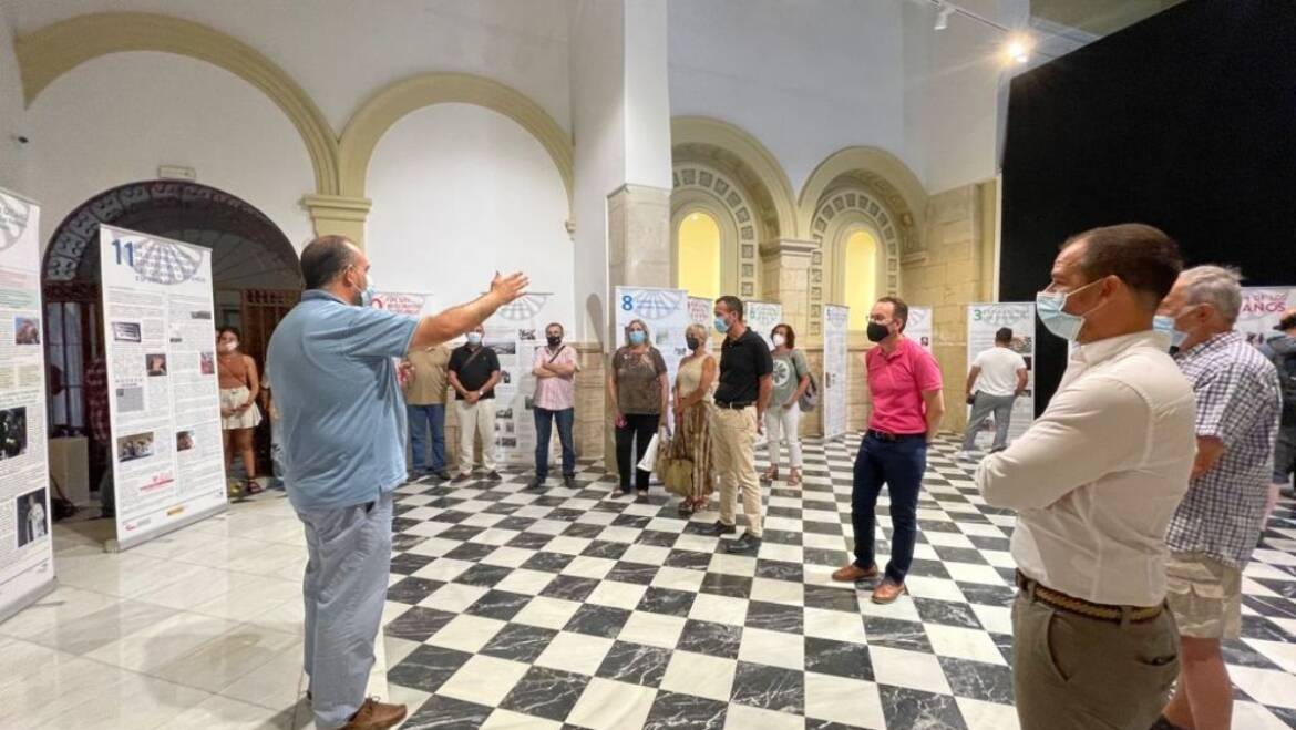 El alcalde destaca la importancia de trasladar la exposición “la historia y cultura del Pueblo Gitano” a los centros educativos para romper con los estereotipos