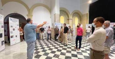 El alcalde destaca la importancia de trasladar la exposición “la historia y cultura del Pueblo Gitano” a los centros educativos para romper con los estereotipos