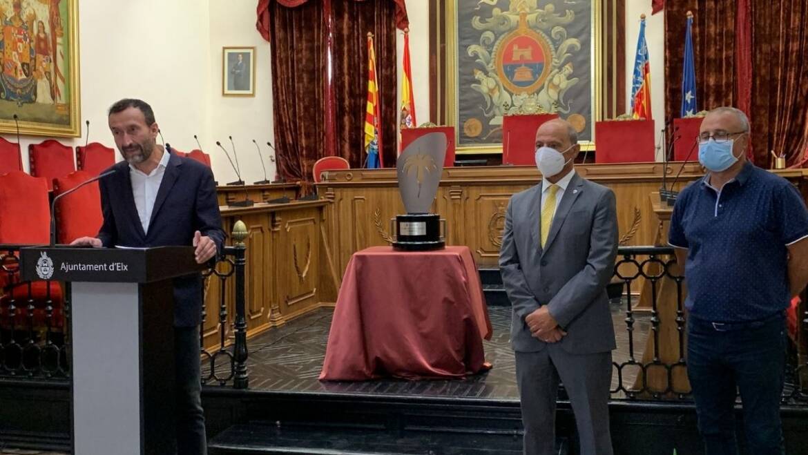 El Salón de Plenos del Ayuntamiento acoge la presentación del trofeo Festa d’Elx en su 60 edición