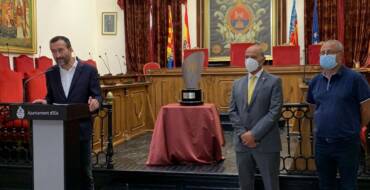 El Salón de Plenos del Ayuntamiento acoge la presentación del trofeo Festa d’Elx en su 60 edición