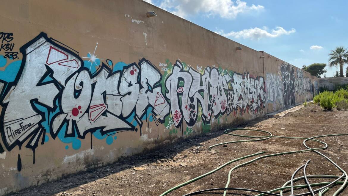 La Policía Local de Elche identifica a cinco personas por pintar grafitis en el muro perimetral del cementerio de Torrellano
