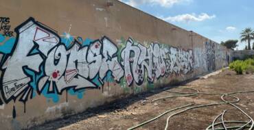 La Policía Local de Elche identifica a cinco personas por pintar grafitis en el muro perimetral del cementerio de Torrellano