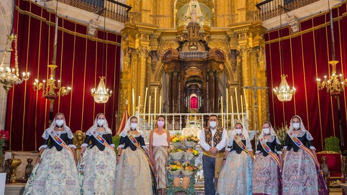 La basílica de Santa María acoge una restringida ofrenda floral a la Virgen de la Asunción