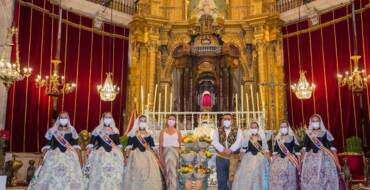 La basílica de Santa María acoge una restringida ofrenda floral a la Virgen de la Asunción