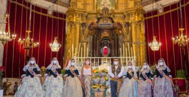 La basílica de Santa María acoge una restringida ofrenda floral a la Virgen de la Asunción