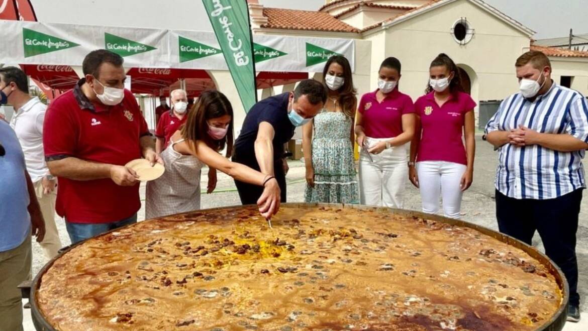 Las fiestas muestran su cara más solidaria con el reparto de 1.200 raciones de arroz con costra a personas en situación de vulnerabilidad