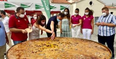 Las fiestas muestran su cara más solidaria con el reparto de 1.200 raciones de arroz con costra a personas en situación de vulnerabilidad