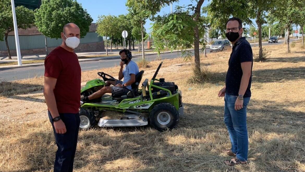Parques y Jardines adquiere una máquina para realizar el desbroce respetando la protección de las especies autóctonas