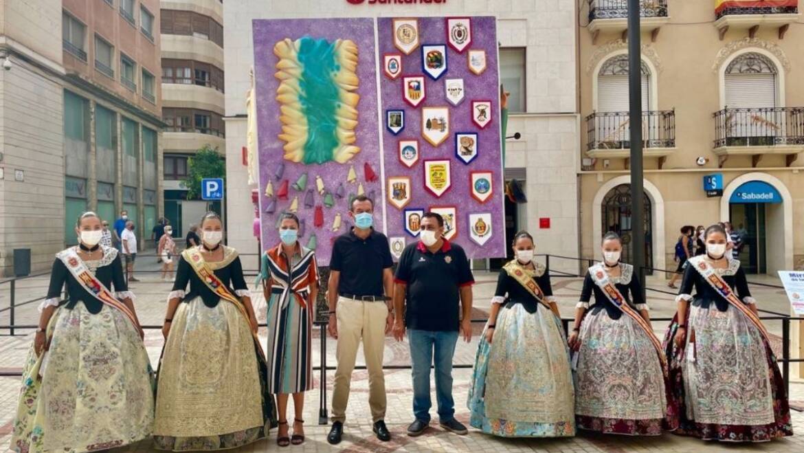 La plaça de Baix acull un monument fester amb forma de cub en el qual es representen els actes més simbòlics de les festes patronals