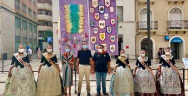 La Plaça de Baix acoge un monumento festero con forma de cubo en el que se representan los actos más simbólicos de las fiestas patronales