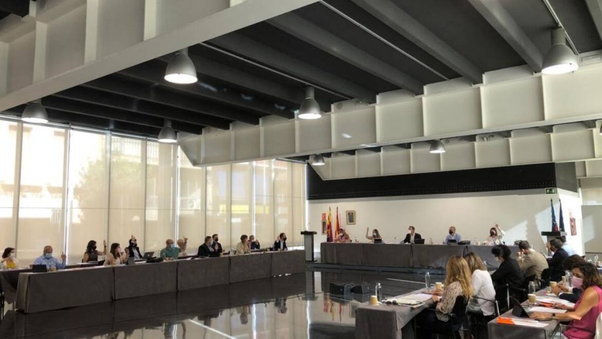 El ple rebutja la LGTBIfòbia i aprova la instauració d’un pla per a combatre-la