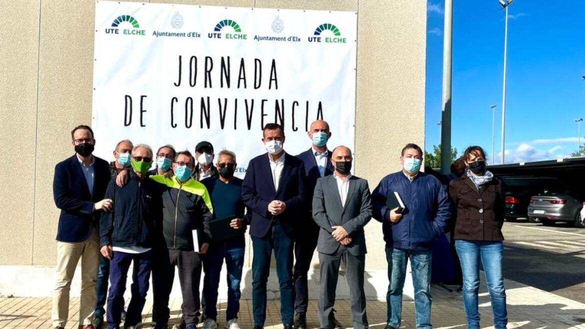 El Ayuntamiento y Urbaser entregan placas de reconocimiento profesional a los recién jubilados de la empresa de limpieza y recogida de basura