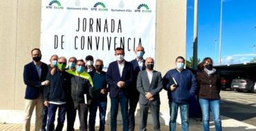 El Ayuntamiento y Urbaser entregan placas de reconocimiento profesional a los recién jubilados de la empresa de limpieza y recogida de basura