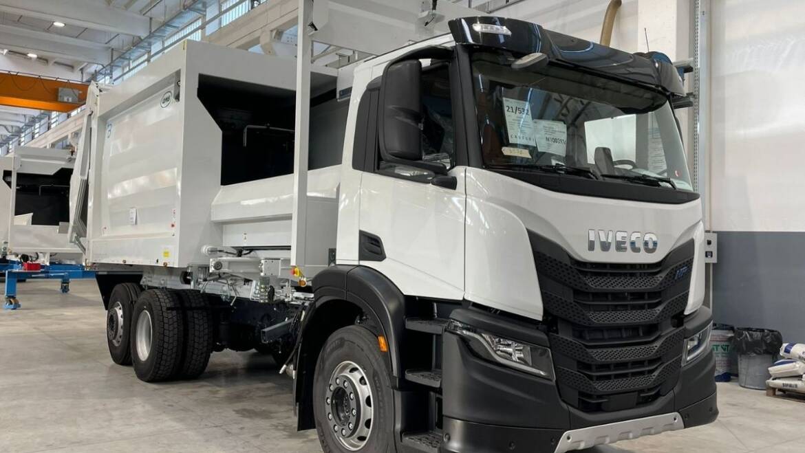 El Ayuntamiento de Elche renovará en 2022 su flota de recogida de basura con 30 nuevos camiones para reforzar la limpieza en el municipio