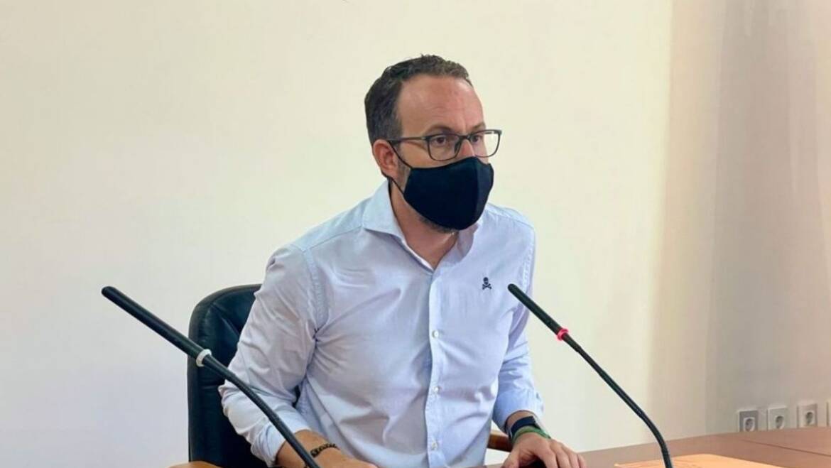 La Junta de Gobierno de Elche acuerda suspender la tasa de mesas y sillas durante seis meses y congelar los impuestos