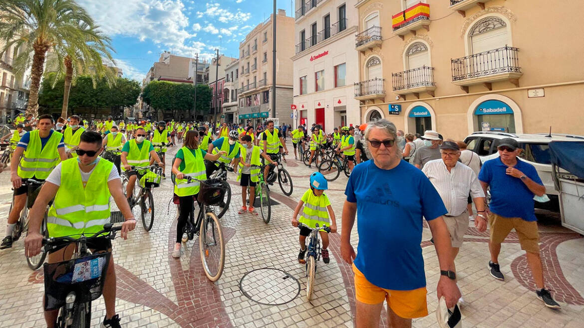 Más de dos centenares de personas participan en una marcha ciclista urbana con motivo de la Semana de la Movilidad