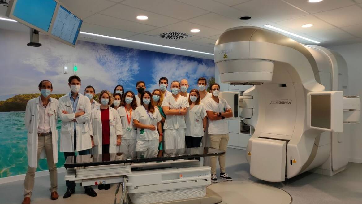El nuevo acelerador lineal del servicio de Oncología Radioterápica del Hospital General Universitario de Elche atiende ya a sus primeros pacientes