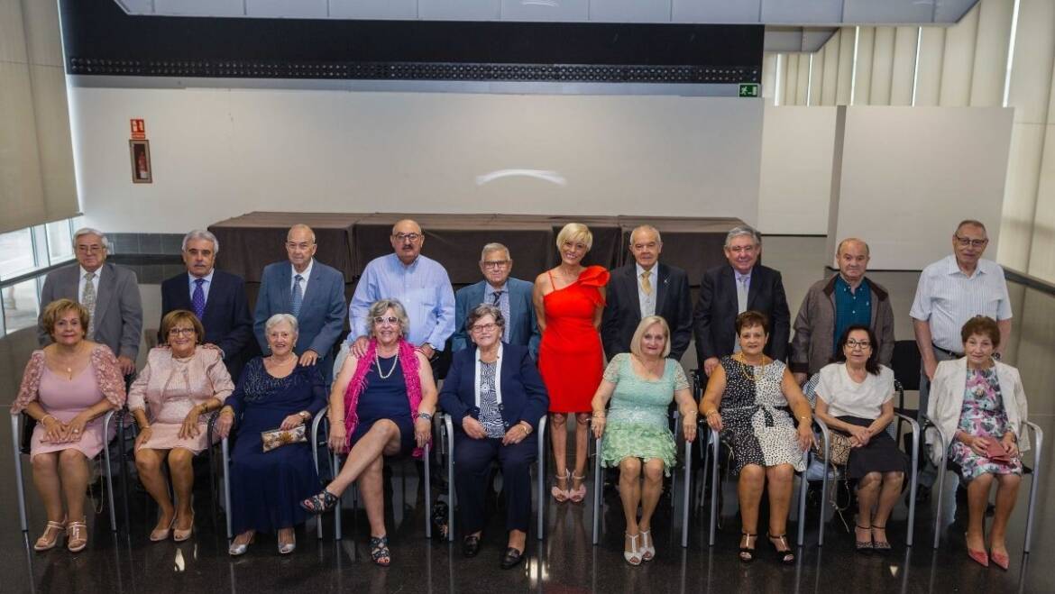 El Ayuntamiento rinde un emotivo homenaje a 26 matrimonios ilicitanos en sus “Bodas de Oro”