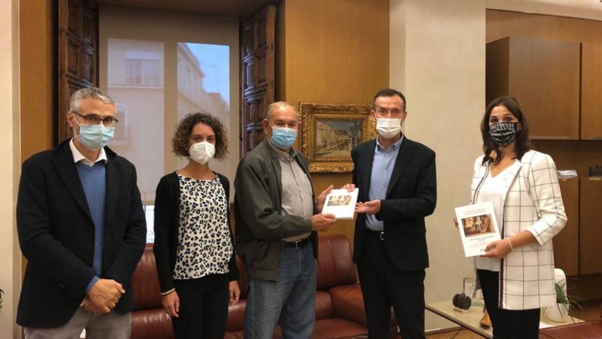 El equipo de Proyecto Puçol entrega al alcalde su nuevo libro sobre las buenas prácticas en la gestión del patrimonio