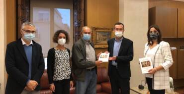 El equipo de Proyecto Puçol entrega al alcalde su nuevo libro sobre las buenas prácticas en la gestión del patrimonio