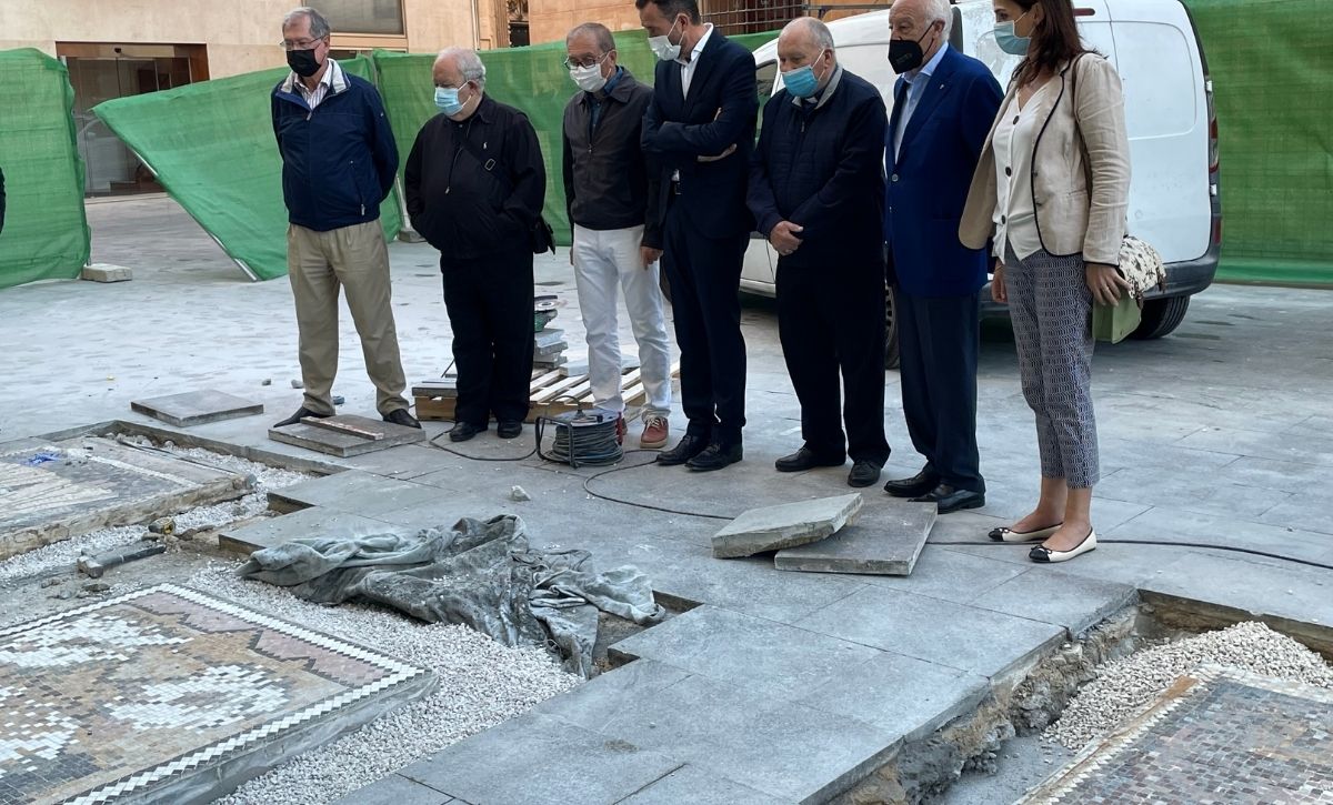 Mosaico del Misteri - 6 Carlos González, alcalde de Elche, y Francisco Borja, presidente de la junta rectora del misteri, sobre los mosaicos del Misteri d'Elx a las puertas de Santa María.