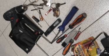 La Policía Local identifica a un hombre por forzar una puerta con un taladro