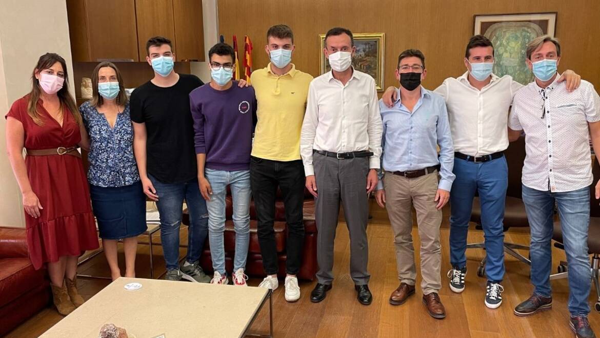 L’alcalde rep els alumnes guanyadors del premi ‘Sapiència’ pel seu estudi sobre l’efecte tòxic de metalls pesats sobre el creixement vegetal