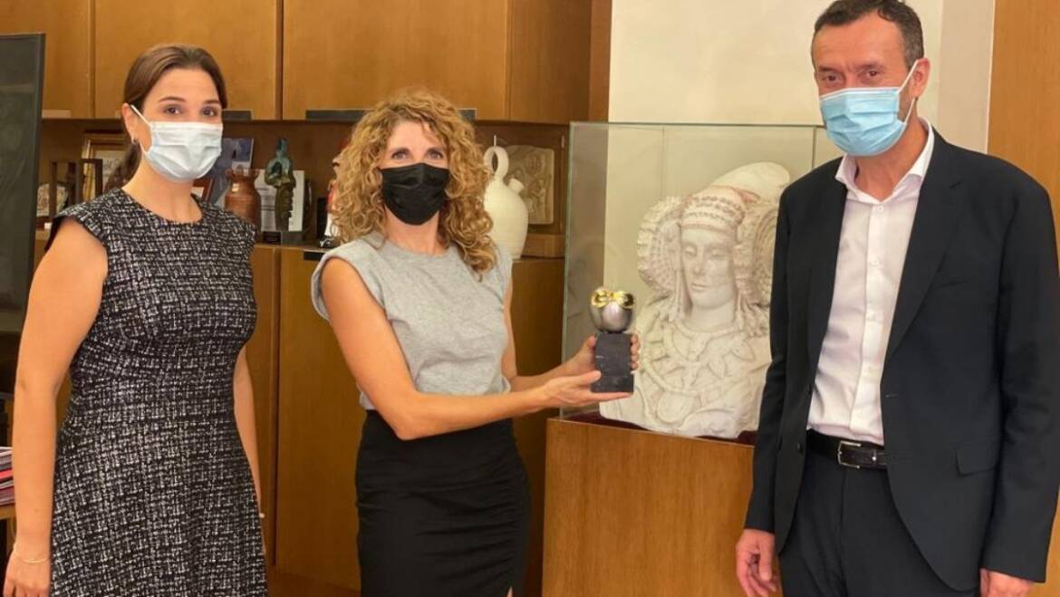 El alcalde de Elche felicita a Asun Noales por el éxito obtenido en la edición XXIV de los Premios Max