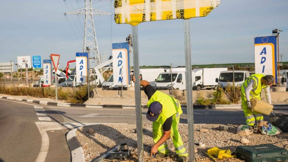 Adif comienza a colocar las señales informativas de la estación del AVE de Matola en la A-7 y en la N-340
