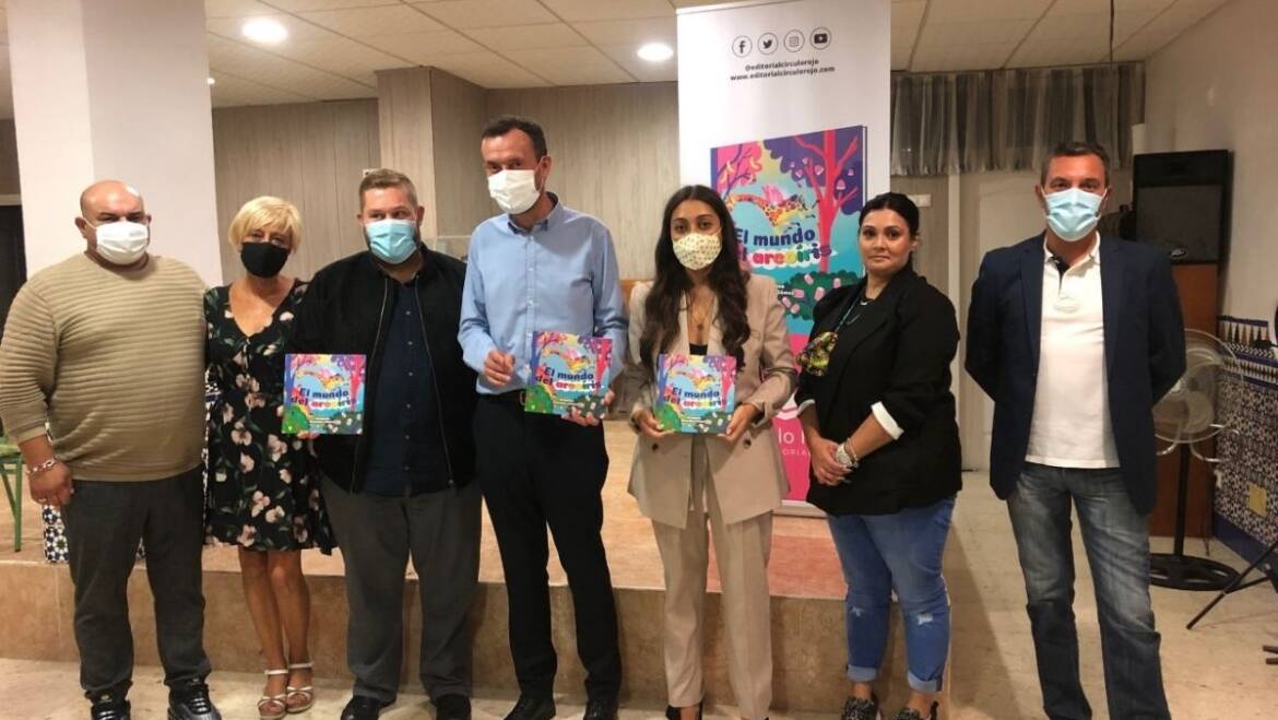 Una joven madre del barrio Los Palmerales escribe un libro infantil para fomentar la lectura entre los niños de etnia gitana