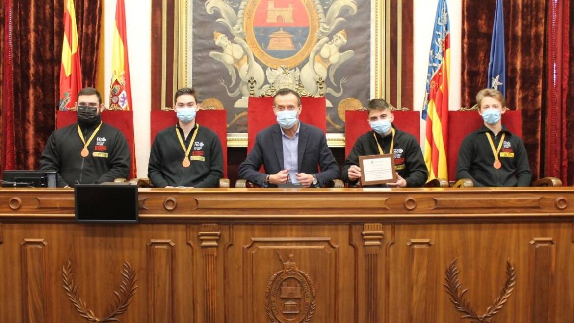 El alcalde recibe a los alumnos de Salesianos San José Artesano galardonados en el Campeonato Autonómico de FP Skills 2021