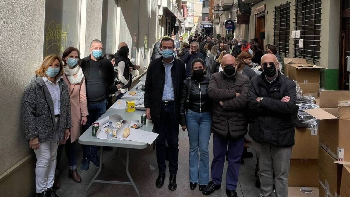 El Ayuntamiento apoya el almuerzo y mercadillo solidario organizado por la Hermandad de la Flagelación y Gloria y el bar Villalobos en beneficio de AFAE