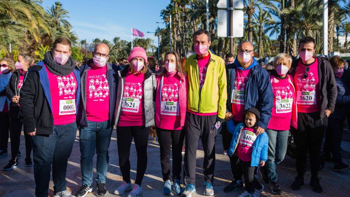 Elx mobilitza més de tres mil persones en la seua marea rosa contra el càncer de mama