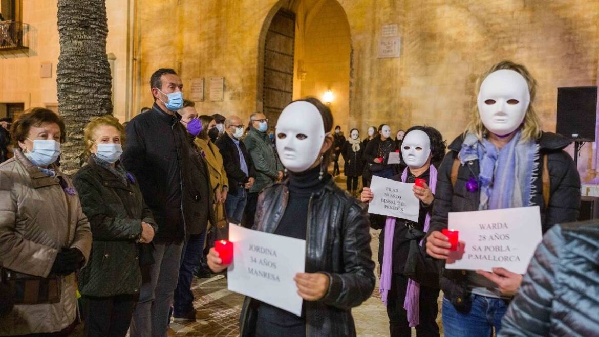 El Equipo de Gobierno se suma a la concentración de la Plaza de Baix el 25N contra la violencia machista