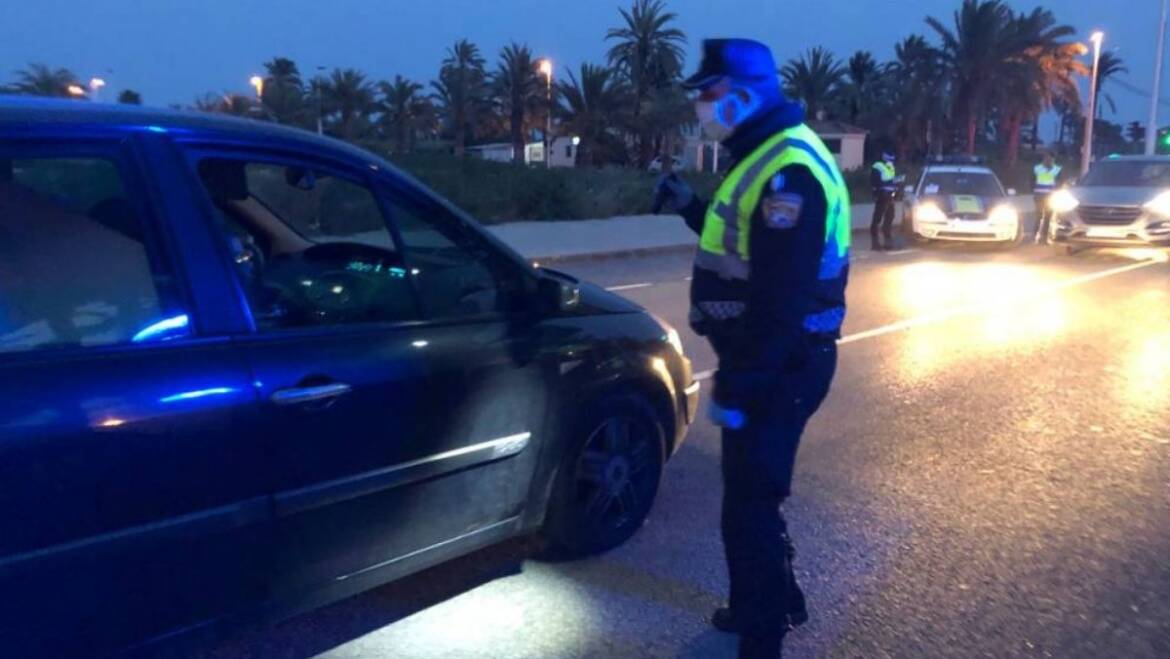 Detenidos dos hombres por agredir a varios policías locales en un control en Algoda