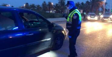 La Policía Local detiene a un hombre por conducir bajo los efectos del alcohol y con el carné retirado