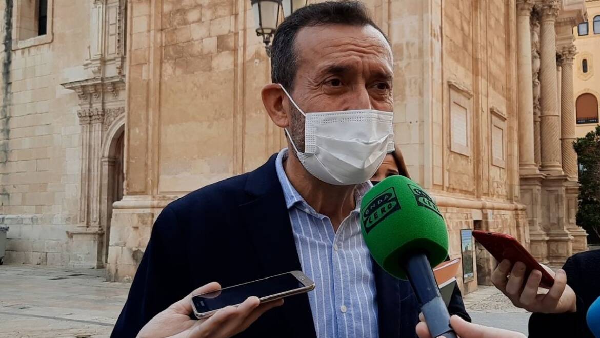 El Ayuntamiento rinde homenaje a las víctimas de la pandemia y a las personas que formaron parte de los servicios esenciales